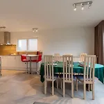 Spacious Getaway Close To The Beach And Airport