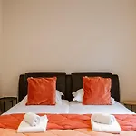 Spacious Getaway Close To The Beach And Airport