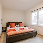 Spacious Getaway Close To The Beach And Airport