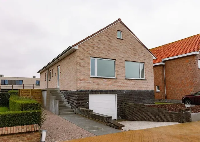 Spacious Getaway Close To The Beach And Airport
