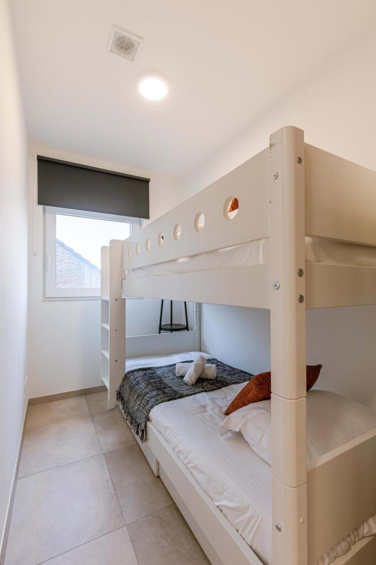 Spacious Getaway Close To The Beach And Airport