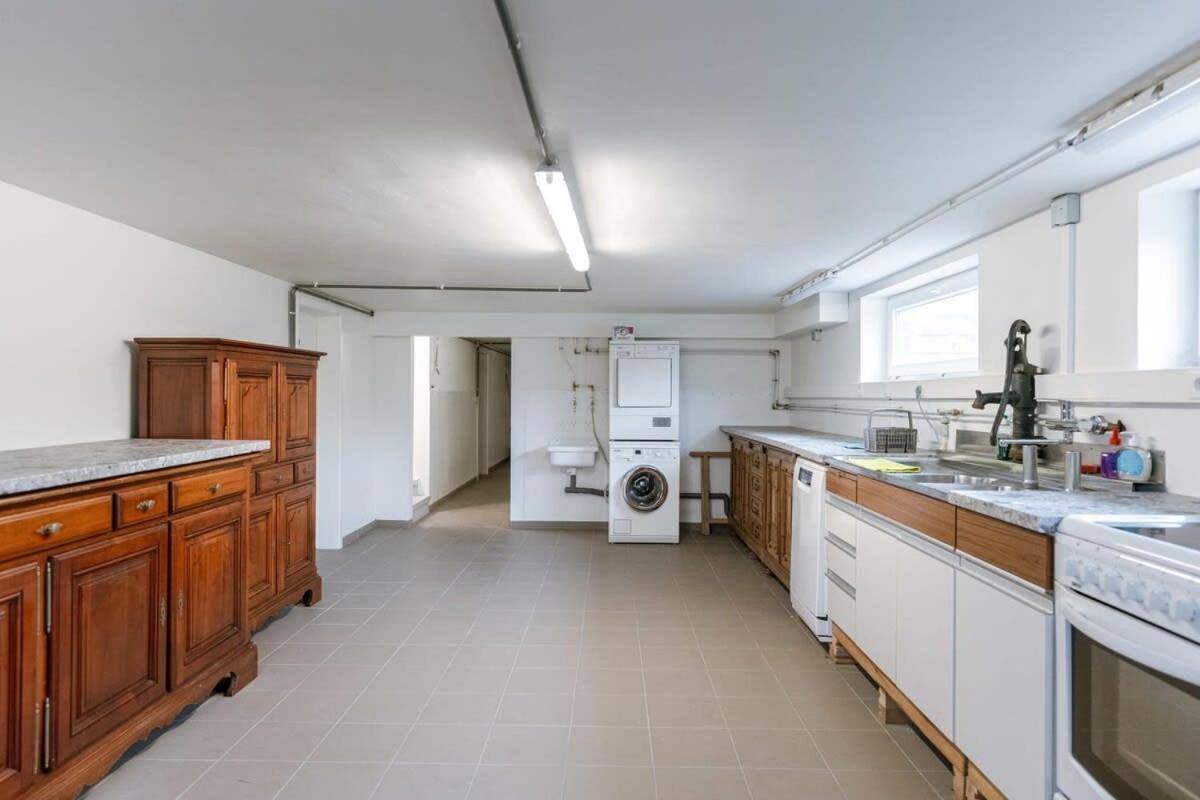 Spacious Getaway Close To The Beach And Airport Villa