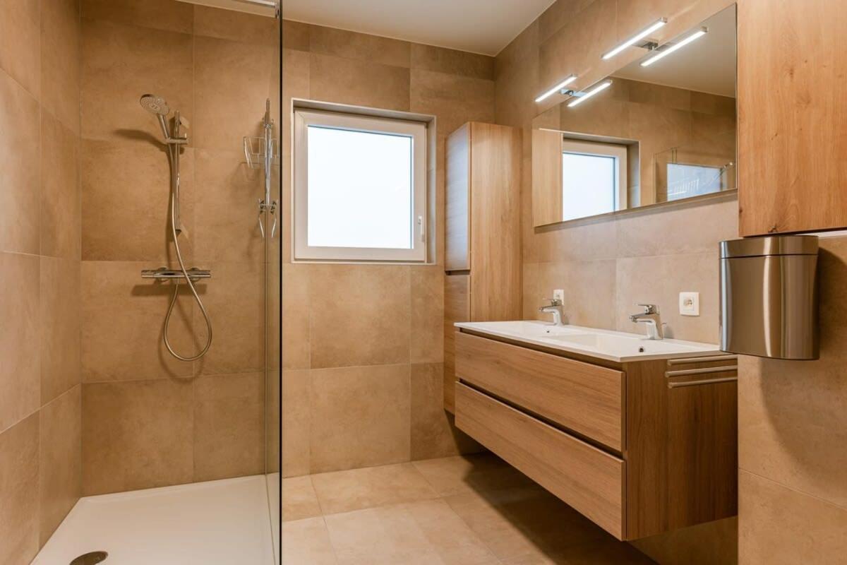 Spacious Getaway Close To The Beach And Airport *