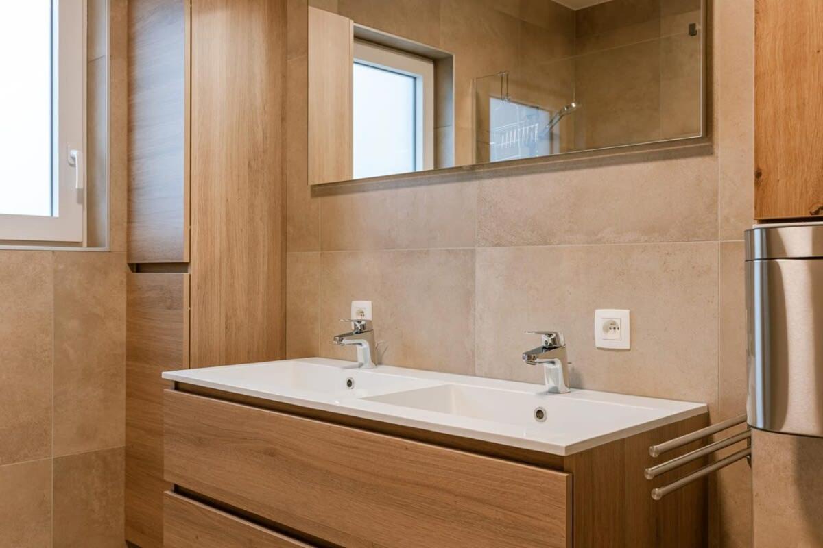 Villa Spacious Getaway Close To The Beach And Airport