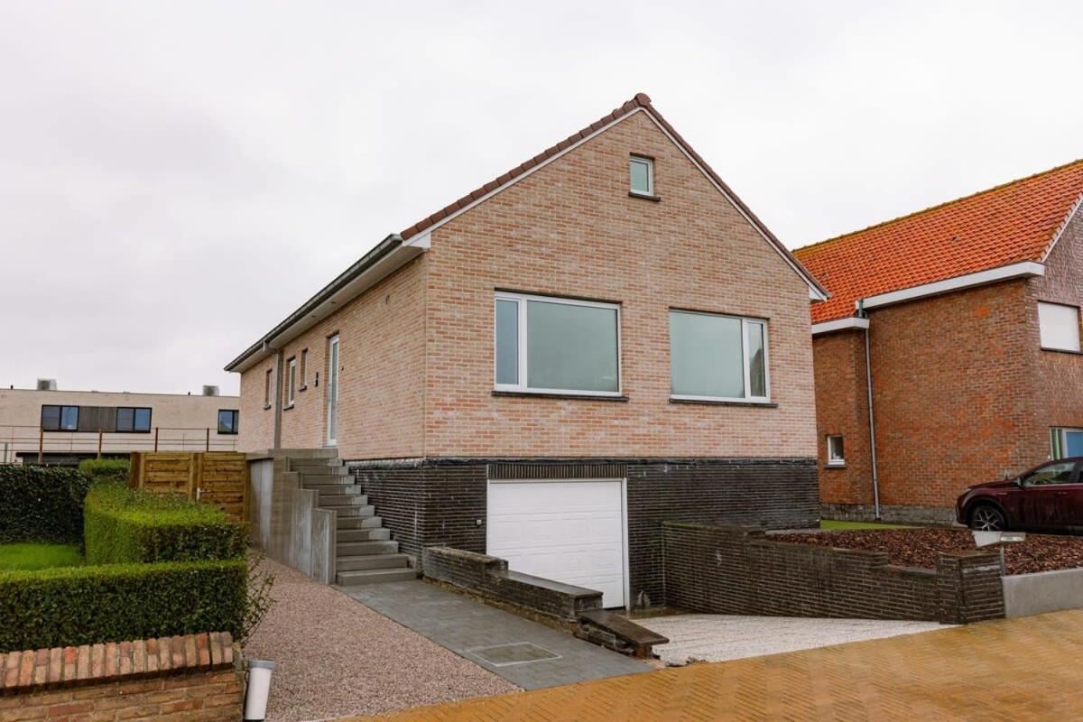 Spacious Getaway Close To The Beach And Airport Villa