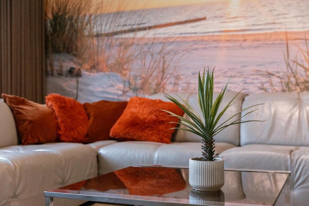 Spacious Getaway Close To The Beach And Airport *